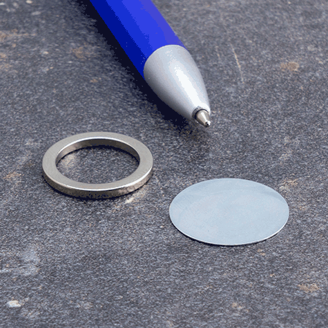 legatoria Segnagiorno magnetico calendario, diametro 20mm Diametro esterno 20 mm. Diametro interno 15 mm. Spessore 2mm. NICHELATO. Al Neodimio N40. Forza attrattiva di 2700 grammi. Dotato di disco metallico posteriore..