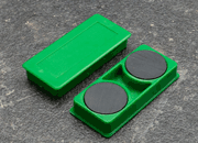 legatoria Calamita rettangolare VERDE, 50x23mm Calamita rettangolare con rivestimento in plastica, VERDE. Spessore 7mm, dotato di due calamite in ferrite poste sulla superficie inferiore. Forza adesiva 1kg. LEG3756