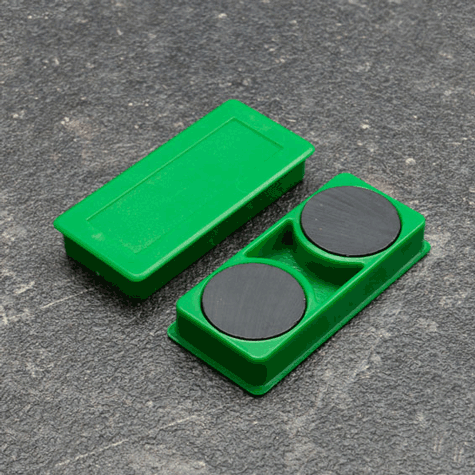 legatoria Calamita rettangolare VERDE, 50x23mm Calamita rettangolare con rivestimento in plastica, VERDE. Spessore 7mm, dotato di due calamite in ferrite poste sulla superficie inferiore. Forza adesiva 1kg..
