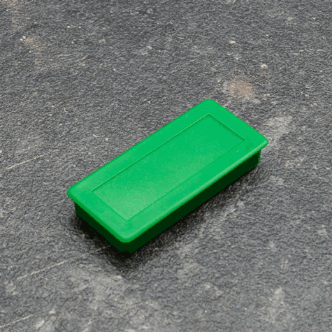 legatoria Calamita rettangolare VERDE, 50x23mm Calamita rettangolare con rivestimento in plastica, VERDE. Spessore 7mm, dotato di due calamite in ferrite poste sulla superficie inferiore. Forza adesiva 1kg..