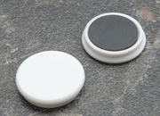 legatoria Calamita tonda BIANCA, diametro 32mm Calamita rettangolare con rivestimento in plastica, BIANCO. Spessore 7mm, dotato di due calamite in ferrite poste sulla superficie inferiore. Forza adesiva 800gr..