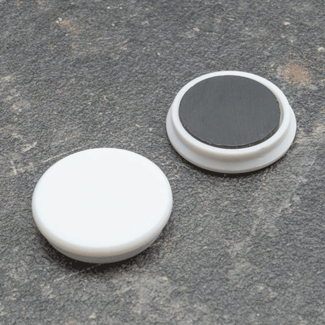 legatoria Calamita tonda BIANCA, diametro 32mm Calamita rettangolare con rivestimento in plastica, BIANCO. Spessore 7mm, dotato di due calamite in ferrite poste sulla superficie inferiore. Forza adesiva 800gr..