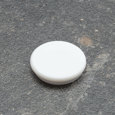 legatoria Calamita tonda BIANCA, diametro 32mm Calamita rettangolare con rivestimento in plastica, BIANCO. Spessore 7mm, dotato di due calamite in ferrite poste sulla superficie inferiore. Forza adesiva 800gr..