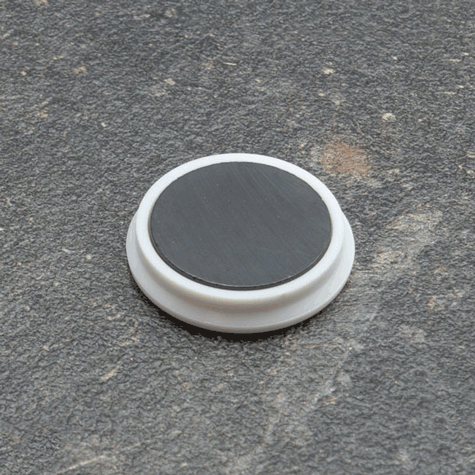 legatoria Calamita tonda BIANCA, diametro 32mm Calamita rettangolare con rivestimento in plastica, BIANCO. Spessore 7mm, dotato di due calamite in ferrite poste sulla superficie inferiore. Forza adesiva 800gr..