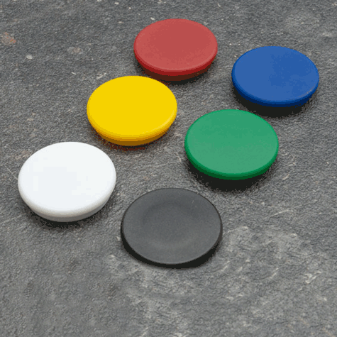 legatoria Calamita tonda NERA, diametro 32mm Calamita rettangolare con rivestimento in plastica, NERO. Spessore 7mm, dotato di due calamite in ferrite poste sulla superficie inferiore. Forza adesiva 800gr..