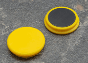 legatoria Calamita tonda GIALLA, diametro 32mm Calamita rettangolare con rivestimento in plastica, GIALLO. Spessore 7mm, dotato di due calamite in ferrite poste sulla superficie inferiore. Forza adesiva 800gr..