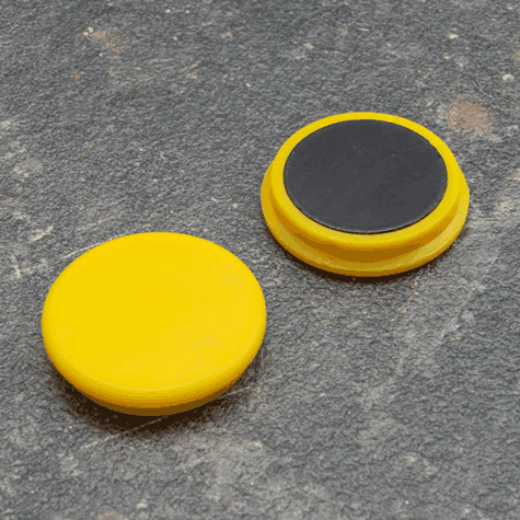 legatoria Calamita tonda GIALLA, diametro 32mm Calamita rettangolare con rivestimento in plastica, GIALLO. Spessore 7mm, dotato di due calamite in ferrite poste sulla superficie inferiore. Forza adesiva 800gr..