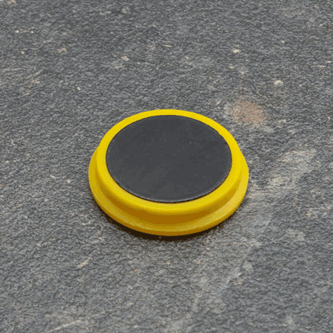legatoria Calamita tonda GIALLA, diametro 32mm Calamita rettangolare con rivestimento in plastica, GIALLO. Spessore 7mm, dotato di due calamite in ferrite poste sulla superficie inferiore. Forza adesiva 800gr..