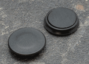 legatoria Calamita tonda NERA, diametro 32mm Calamita rettangolare con rivestimento in plastica, NERO. Spessore 7mm, dotato di due calamite in ferrite poste sulla superficie inferiore. Forza adesiva 800gr. LEG3766