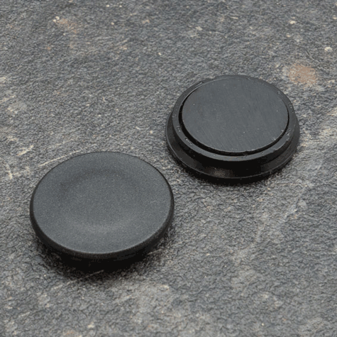 legatoria Calamita tonda NERA, diametro 32mm Calamita rettangolare con rivestimento in plastica, NERO. Spessore 7mm, dotato di due calamite in ferrite poste sulla superficie inferiore. Forza adesiva 800gr..