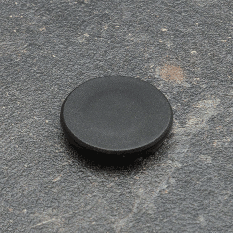 legatoria Calamita tonda NERA, diametro 32mm Calamita rettangolare con rivestimento in plastica, NERO. Spessore 7mm, dotato di due calamite in ferrite poste sulla superficie inferiore. Forza adesiva 800gr..