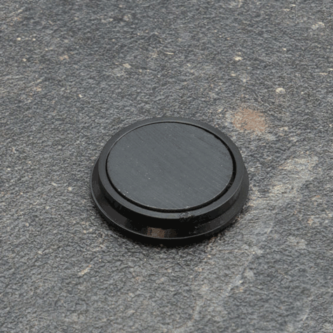 legatoria Calamita tonda NERA, diametro 32mm Calamita rettangolare con rivestimento in plastica, NERO. Spessore 7mm, dotato di due calamite in ferrite poste sulla superficie inferiore. Forza adesiva 800gr..