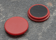 legatoria Calamita tonda ROSSA, diametro 32mm Calamita rettangolare con rivestimento in plastica, ROSSO. Spessore 7mm, dotato di due calamite in ferrite poste sulla superficie inferiore. Forza adesiva 800gr..