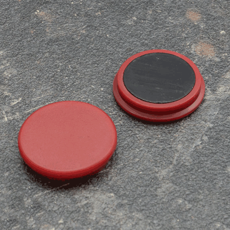 legatoria Calamita tonda ROSSA, diametro 32mm Calamita rettangolare con rivestimento in plastica, ROSSO. Spessore 7mm, dotato di due calamite in ferrite poste sulla superficie inferiore. Forza adesiva 800gr..