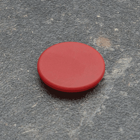 legatoria Calamita tonda ROSSA, diametro 32mm Calamita rettangolare con rivestimento in plastica, ROSSO. Spessore 7mm, dotato di due calamite in ferrite poste sulla superficie inferiore. Forza adesiva 800gr..