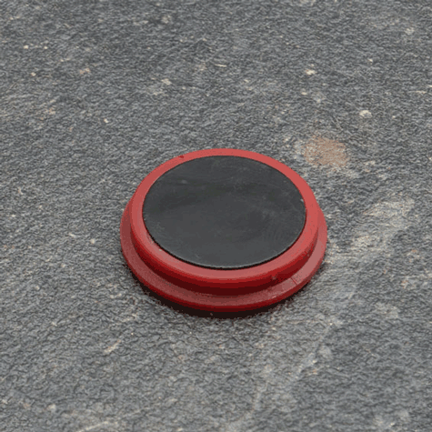 legatoria Calamita tonda ROSSA, diametro 32mm Calamita rettangolare con rivestimento in plastica, ROSSO. Spessore 7mm, dotato di due calamite in ferrite poste sulla superficie inferiore. Forza adesiva 800gr..