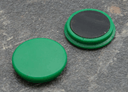 legatoria Calamita tonda VERDE, diametro 32mm Calamita rettangolare con rivestimento in plastica, VERDE. Spessore 7mm, dotato di due calamite in ferrite poste sulla superficie inferiore. Forza adesiva 800gr. LEG3768