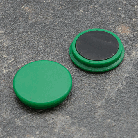 legatoria Calamita tonda VERDE, diametro 32mm Calamita rettangolare con rivestimento in plastica, VERDE. Spessore 7mm, dotato di due calamite in ferrite poste sulla superficie inferiore. Forza adesiva 800gr..