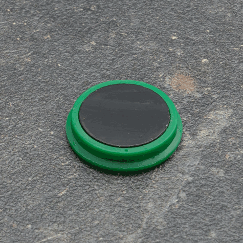 legatoria Calamita tonda VERDE, diametro 32mm Calamita rettangolare con rivestimento in plastica, VERDE. Spessore 7mm, dotato di due calamite in ferrite poste sulla superficie inferiore. Forza adesiva 800gr..