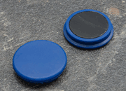 legatoria Calamita tonda BLU, diametro 32mm Calamita rettangolare con rivestimento in plastica, BLU. Spessore 7mm, dotato di due calamite in ferrite poste sulla superficie inferiore. Forza adesiva 800gr..