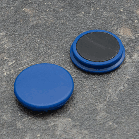 legatoria Calamita tonda BLU, diametro 32mm Calamita rettangolare con rivestimento in plastica, BLU. Spessore 7mm, dotato di due calamite in ferrite poste sulla superficie inferiore. Forza adesiva 800gr..