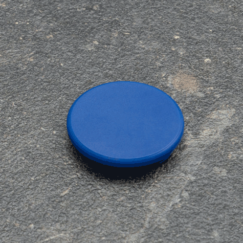 legatoria Calamita tonda BLU, diametro 32mm Calamita rettangolare con rivestimento in plastica, BLU. Spessore 7mm, dotato di due calamite in ferrite poste sulla superficie inferiore. Forza adesiva 800gr..