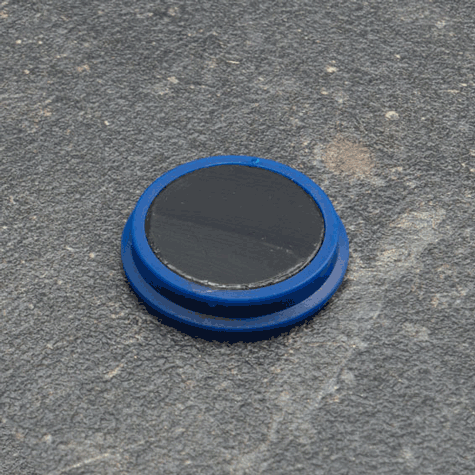 legatoria Calamita tonda BLU, diametro 32mm Calamita rettangolare con rivestimento in plastica, BLU. Spessore 7mm, dotato di due calamite in ferrite poste sulla superficie inferiore. Forza adesiva 800gr..