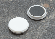 legatoria Calamita tonda BIANCA, diametro 24mm Calamita rettangolare con rivestimento in plastica, BIANCO. Spessore 7mm, dotato di due calamite in ferrite poste sulla superficie inferiore. Forza adesiva 300gr. LEG3770