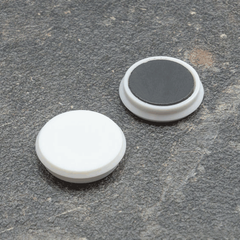 legatoria Calamita tonda BIANCA, diametro 24mm Calamita rettangolare con rivestimento in plastica, BIANCO. Spessore 7mm, dotato di due calamite in ferrite poste sulla superficie inferiore. Forza adesiva 300gr..
