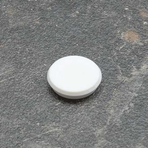 legatoria Calamita tonda BIANCA, diametro 24mm Calamita rettangolare con rivestimento in plastica, BIANCO. Spessore 7mm, dotato di due calamite in ferrite poste sulla superficie inferiore. Forza adesiva 300gr..