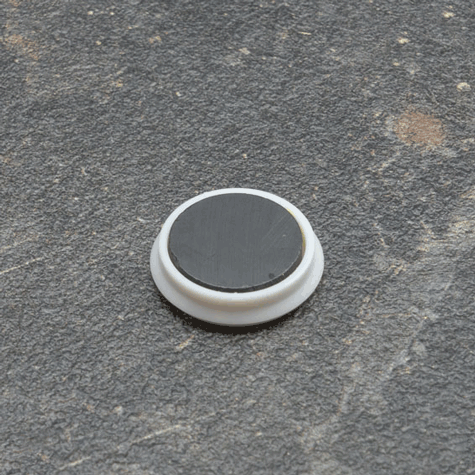 legatoria Calamita tonda BIANCA, diametro 24mm Calamita rettangolare con rivestimento in plastica, BIANCO. Spessore 7mm, dotato di due calamite in ferrite poste sulla superficie inferiore. Forza adesiva 300gr..