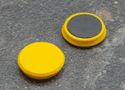 legatoria Calamita tonda GIALLA, diametro 24mm Calamita rettangolare con rivestimento in plastica, GIALLO. Spessore 7mm, dotato di due calamite in ferrite poste sulla superficie inferiore. Forza adesiva 300gr. LEG3771