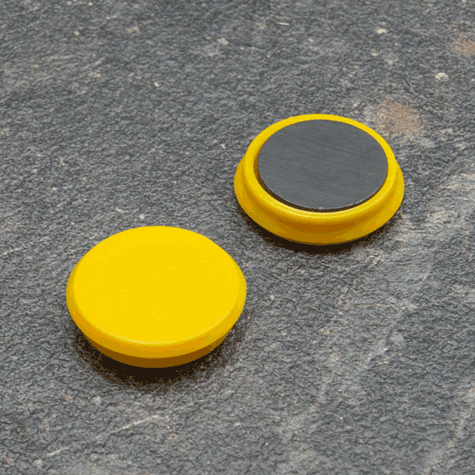 legatoria Calamita tonda GIALLA, diametro 24mm Calamita rettangolare con rivestimento in plastica, GIALLO. Spessore 7mm, dotato di due calamite in ferrite poste sulla superficie inferiore. Forza adesiva 300gr..
