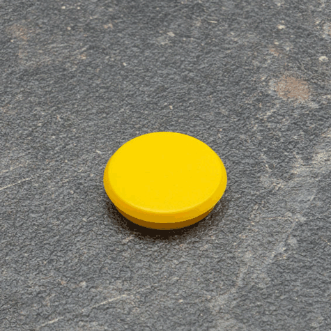 legatoria Calamita tonda GIALLA, diametro 24mm Calamita rettangolare con rivestimento in plastica, GIALLO. Spessore 7mm, dotato di due calamite in ferrite poste sulla superficie inferiore. Forza adesiva 300gr..
