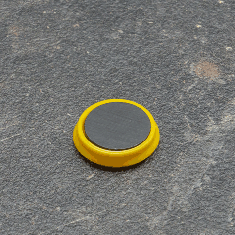 legatoria Calamita tonda GIALLA, diametro 24mm Calamita rettangolare con rivestimento in plastica, GIALLO. Spessore 7mm, dotato di due calamite in ferrite poste sulla superficie inferiore. Forza adesiva 300gr..