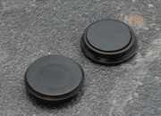 legatoria Calamita tonda NERA, diametro 24mm Calamita rettangolare con rivestimento in plastica, NERO. Spessore 7mm, dotato di due calamite in ferrite poste sulla superficie inferiore. Forza adesiva 300gr. LEG3772