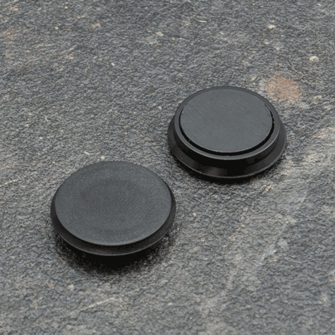 legatoria Calamita tonda NERA, diametro 24mm Calamita rettangolare con rivestimento in plastica, NERO. Spessore 7mm, dotato di due calamite in ferrite poste sulla superficie inferiore. Forza adesiva 300gr..