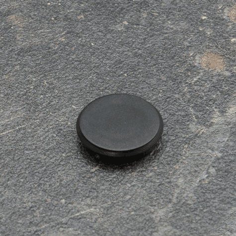 legatoria Calamita tonda NERA, diametro 24mm Calamita rettangolare con rivestimento in plastica, NERO. Spessore 7mm, dotato di due calamite in ferrite poste sulla superficie inferiore. Forza adesiva 300gr..