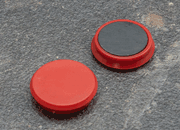 legatoria Calamita tonda ROSSA, diametro 24mm Calamita rettangolare con rivestimento in plastica, ROSSO. Spessore 7mm, dotato di due calamite in ferrite poste sulla superficie inferiore. Forza adesiva 300gr. LEG3773
