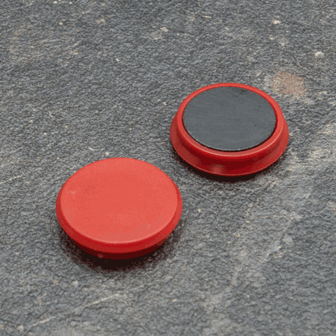 legatoria Calamita tonda ROSSA, diametro 24mm Calamita rettangolare con rivestimento in plastica, ROSSO. Spessore 7mm, dotato di due calamite in ferrite poste sulla superficie inferiore. Forza adesiva 300gr..