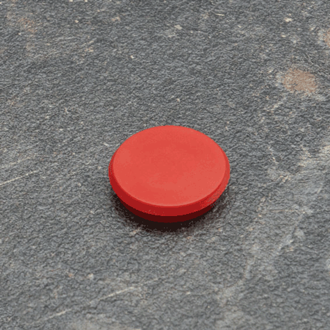 legatoria Calamita tonda ROSSA, diametro 24mm Calamita rettangolare con rivestimento in plastica, ROSSO. Spessore 7mm, dotato di due calamite in ferrite poste sulla superficie inferiore. Forza adesiva 300gr..