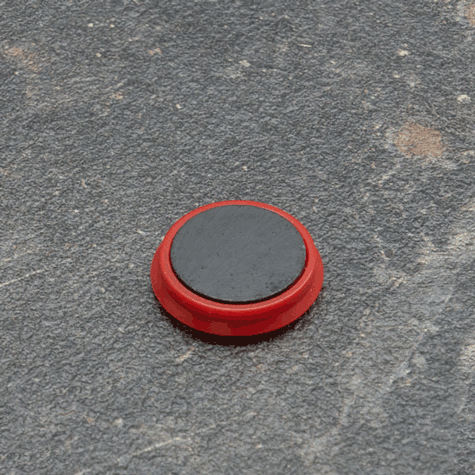legatoria Calamita tonda ROSSA, diametro 24mm Calamita rettangolare con rivestimento in plastica, ROSSO. Spessore 7mm, dotato di due calamite in ferrite poste sulla superficie inferiore. Forza adesiva 300gr..