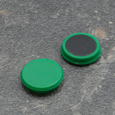 legatoria Calamita tonda VERDE, diametro 24mm Calamita rettangolare con rivestimento in plastica, NERO. Spessore 7mm, dotato di due calamite in ferrite poste sulla superficie inferiore. Forza adesiva 300gr..
