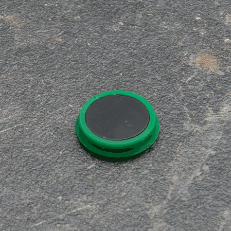 legatoria Calamita tonda VERDE, diametro 24mm Calamita rettangolare con rivestimento in plastica, NERO. Spessore 7mm, dotato di due calamite in ferrite poste sulla superficie inferiore. Forza adesiva 300gr..