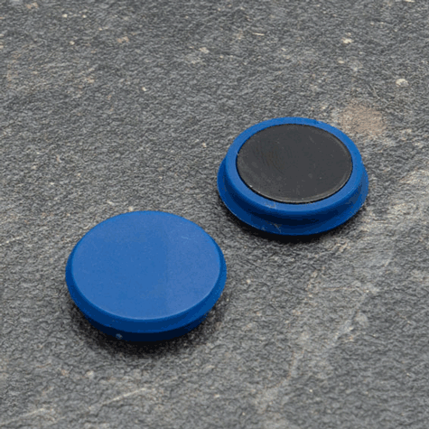 legatoria Calamita tonda BLU, diametro 24mm Calamita rettangolare con rivestimento in plastica, BLU. Spessore 7mm, dotato di due calamite in ferrite poste sulla superficie inferiore. Forza adesiva 300gr..