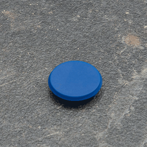 legatoria Calamita tonda BLU, diametro 24mm Calamita rettangolare con rivestimento in plastica, BLU. Spessore 7mm, dotato di due calamite in ferrite poste sulla superficie inferiore. Forza adesiva 300gr..