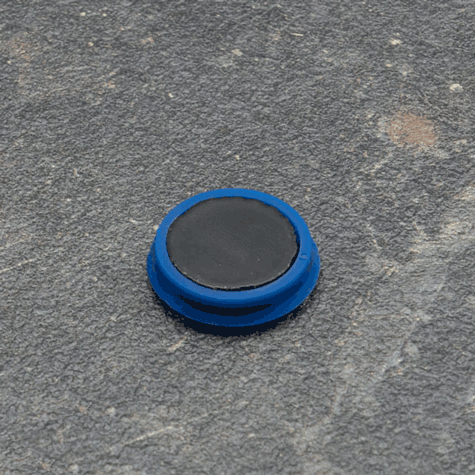 legatoria Calamita tonda BLU, diametro 24mm Calamita rettangolare con rivestimento in plastica, BLU. Spessore 7mm, dotato di due calamite in ferrite poste sulla superficie inferiore. Forza adesiva 300gr..
