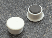 legatoria Calamita tonda BIANCA, diametro 13mm Calamita rettangolare con rivestimento in plastica, BIANCO. Spessore 7mm, dotato di due calamite in ferrite poste sulla superficie inferiore. Forza adesiva 100gr. LEG3776