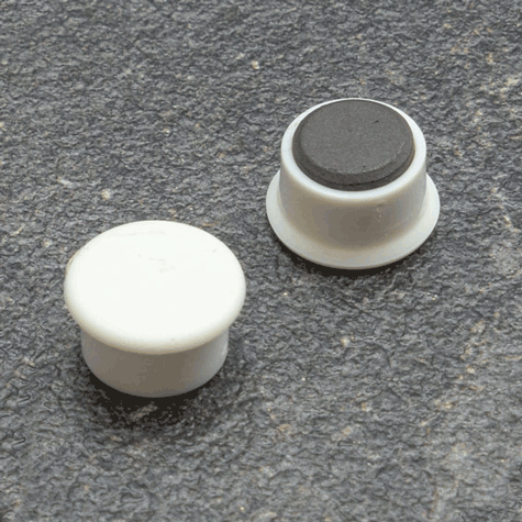 legatoria Calamita tonda BIANCA, diametro 13mm Calamita rettangolare con rivestimento in plastica, BIANCO. Spessore 7mm, dotato di due calamite in ferrite poste sulla superficie inferiore. Forza adesiva 100gr..