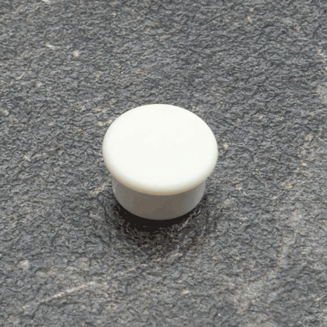 legatoria Calamita tonda BIANCA, diametro 13mm Calamita rettangolare con rivestimento in plastica, BIANCO. Spessore 7mm, dotato di due calamite in ferrite poste sulla superficie inferiore. Forza adesiva 100gr..